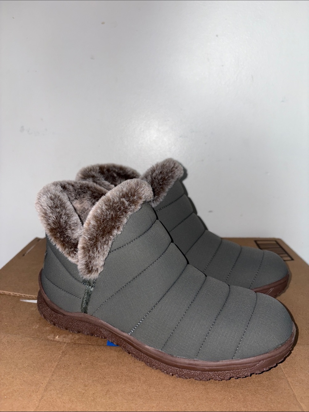 Women's Minnetonka Faux-Fur Quilted Winter Ankle Boots size 7M